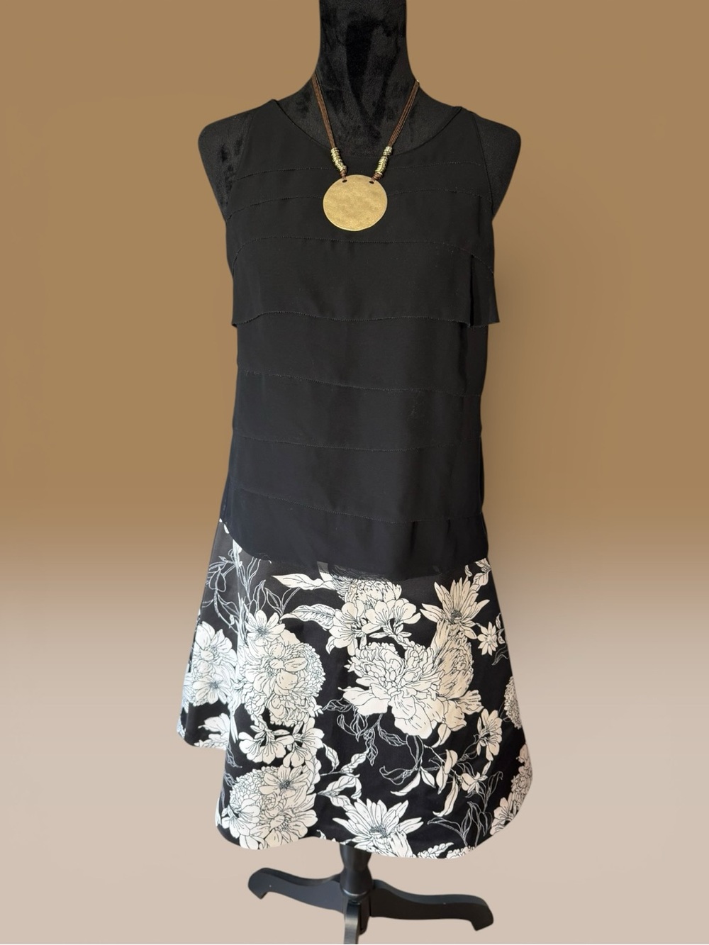 Banana Republic sleeveless tank top a black color a tiered ruffle design size 6